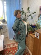 Исходное домашнее фото той же женщины в очках
